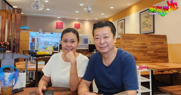 徐秀美（左）及遇捷以夫妻档创办的小火锅店，已迈入10年。