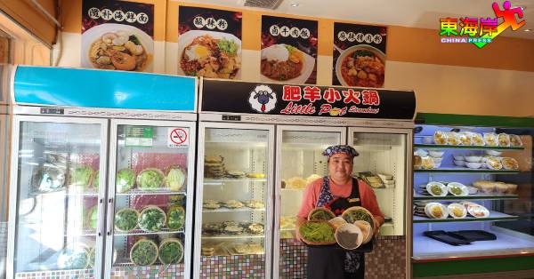 火锅店店长展示每日独份处理包装的新鲜蔬菜配料。