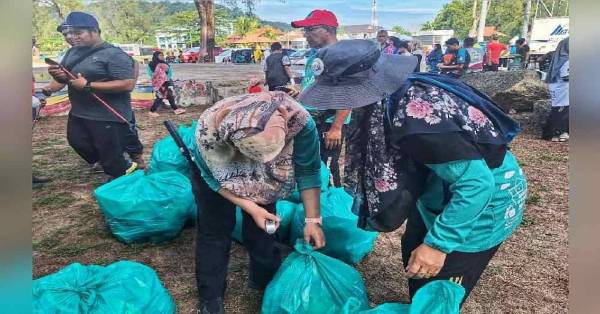 义工们在海滩四处捡获152公斤各种“人为垃圾”。