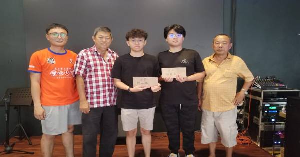 获得奖励金学生与金马扬泗公理事；左起为张凯胜、李天明、郑子瀚、钟家溢及黄子聪。