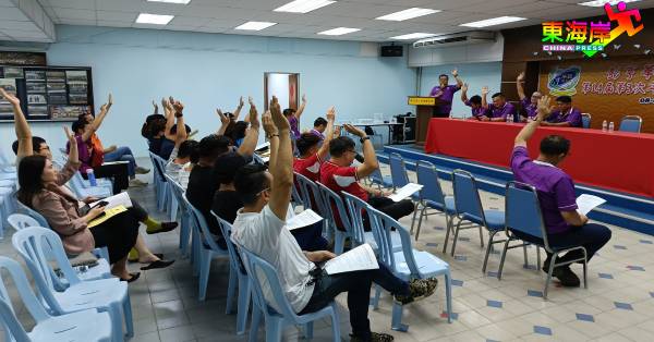 彭亨华联青会员代表以一致举手方式通过大会提案。