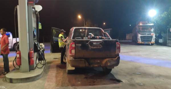 内贸局执法人员确认添油者违法后，现身将司机连同油桶拘捕。