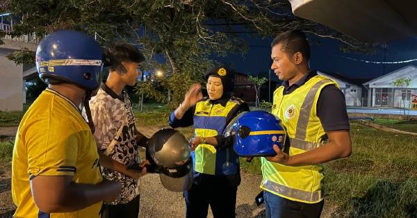 被选骑士及后座乘客获当场更换全新头盔。