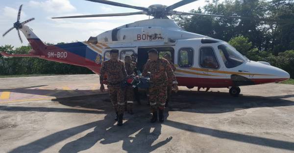 消拯员救援队在直升机协助下，成功将受伤女大学生救下山送院救治。