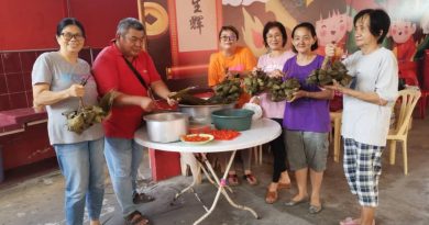 登海南会馆董事   教授裹粽迎端午节