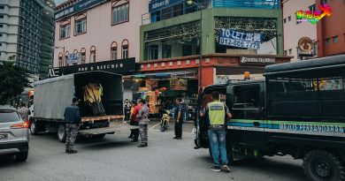 霸旅游区 泊车位 空地  市会扫荡 商贩