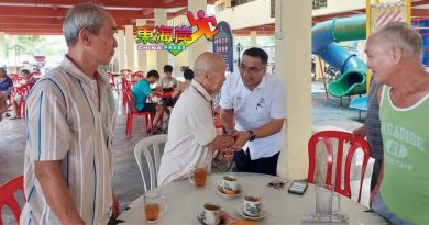 走访地里望四楼茶档 阿米沙与居民互动