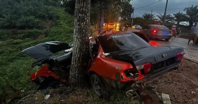 轿车失控撞树   司机重伤身亡
