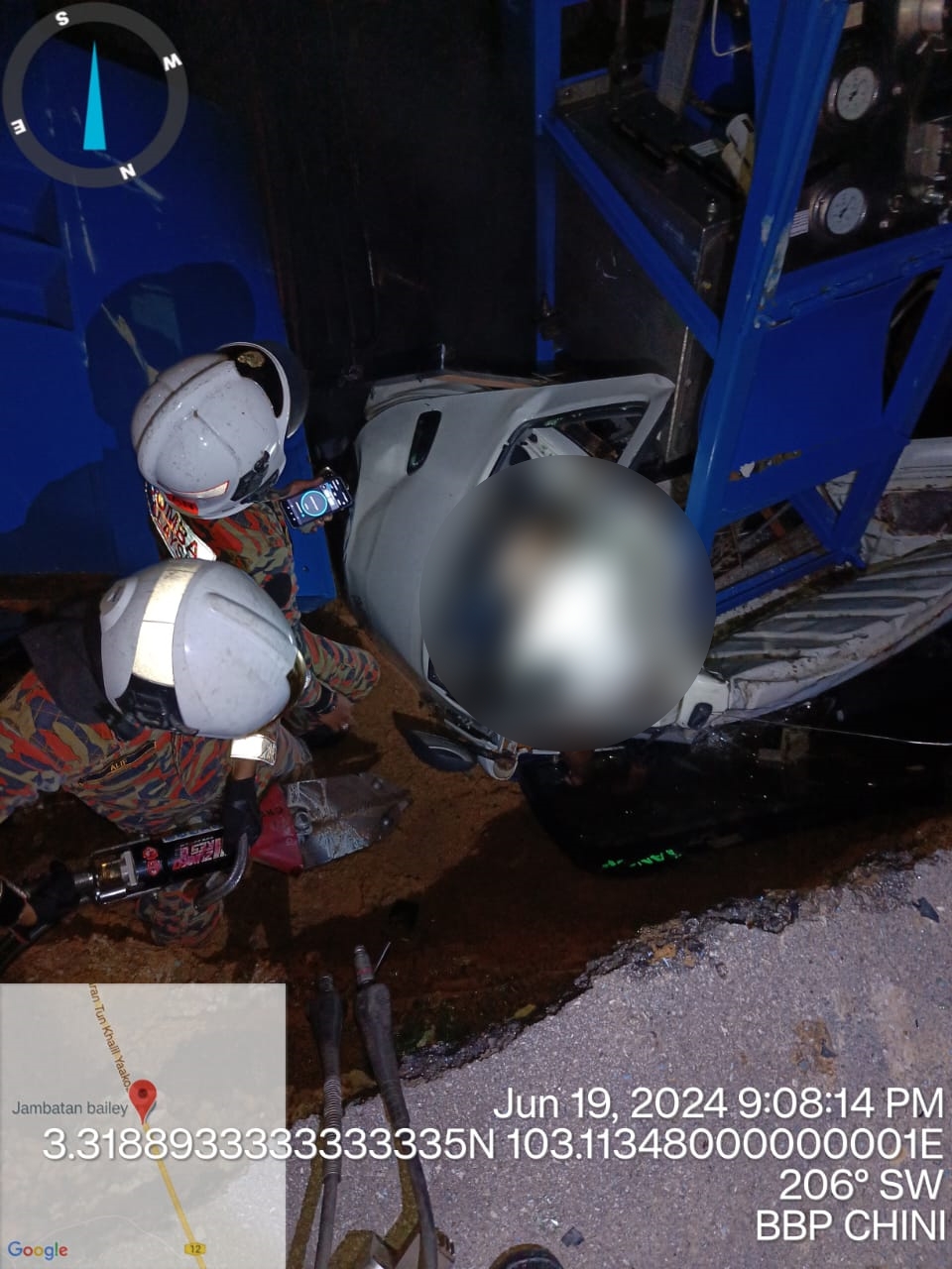 消防员在现场设法将夹毙在驾座的司机遗体移出。