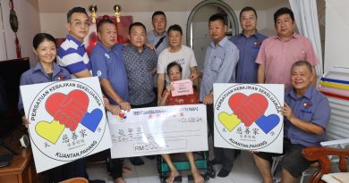 关丹慈善家捐8000     给中风半身不遂华妇