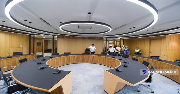 充满现代化风格的会议厅，是新行政中心内部装修主题。