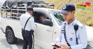 警方取缔商用车辆  货卡超载榴梿 接罚单
