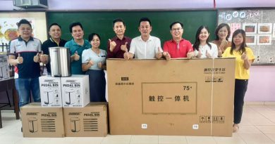 甘孟培英华校获赠智能电视     作为精明课室教材