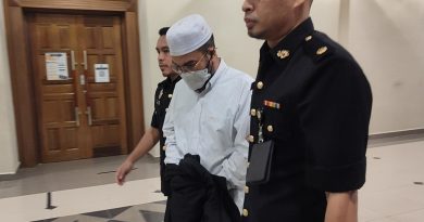 讲师涉伪造假收据索津贴     控3罪名 1萬5保外候審