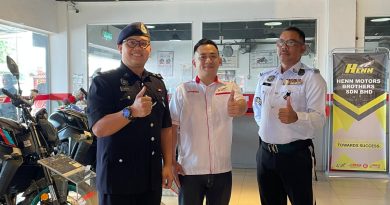 关丹轩摩哆试乘活动    交警授道路安全知识