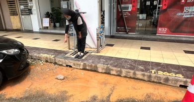 店前泊车位 渗水多月      疑地下管破裂  商家吁速维修