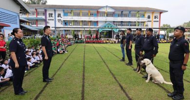 警方走进中菁华校    带警犬与学生互动