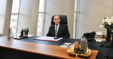 彭大臣率领下属     迁入新行政中心