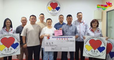 关丹慈善家捐8000      资助华妇治疗脑瘤
