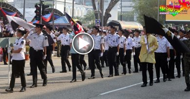 视频｜今日东海岸｜舞动辉煌条纹看大游行     5万人爱国心    无法挡