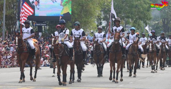 “彭亨皇家”（Royal Pahang）成员骑着一匹匹骏马入场，为大游行带来“生气”。