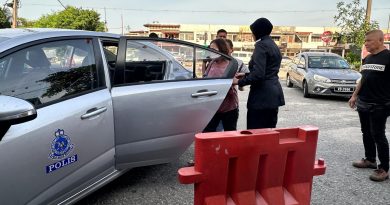视频 l 华妇疑助外劳办准证私收钱财      遭民众围堵 交由警方处理