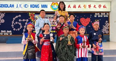公民办67周年国庆庆典  学生传统服装走秀   显昌明大马精神