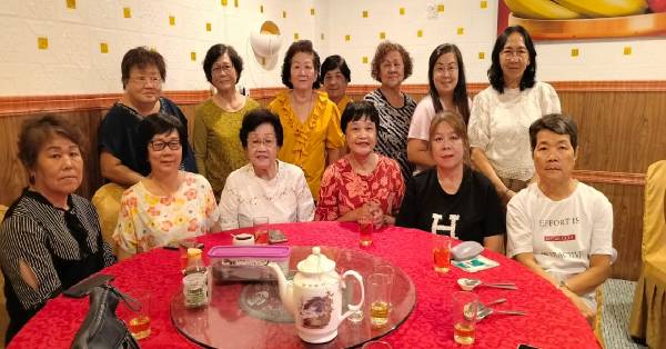 劳勿马华妇女组迎大家出席12日举办的“月圆人圆中秋情中秋晚会”。前排右起为郑茂村长、林子灵、王玉珍、叶春梅及李玉婵村长。