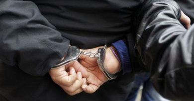 拥他人身分证警察证提款卡      辍学少年被控不认罪