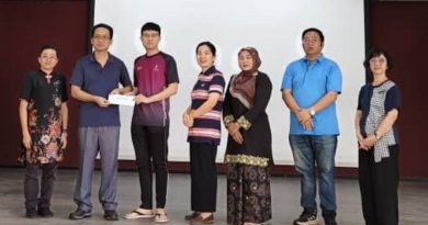 直凉国民型华侨中学   为学生补办毕业颁奖礼