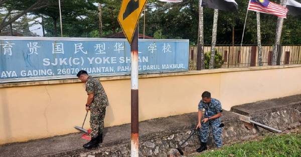 清理沟渠也成为军人大扫除关注范围，以实践履行社区服务目标。