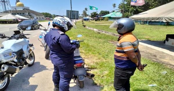 陆路交通局巡逻执法员发现没驾照外籍男子，骑乘无车险路税摩哆上路。