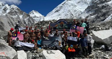 庆彭苏丹华诞    38人登珠峰   挥国州旗