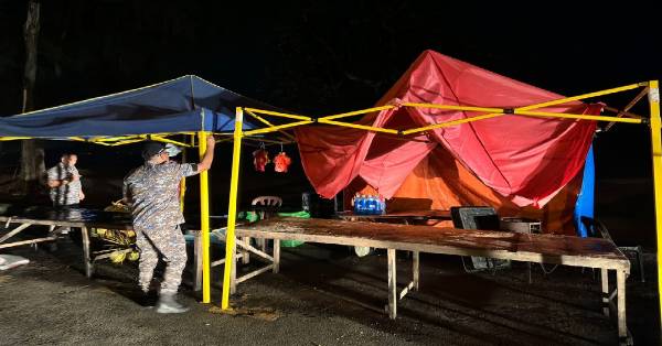 执法人员摸黑将留在营业原地霸占“好地段”的小摊位遮雨帐蓬和物品全数拆除带走。