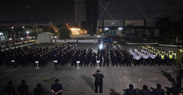 关丹警区各部门警官警员除了负责日常维安工作，更不时配合各项节庆及公假参与额外超时任务。