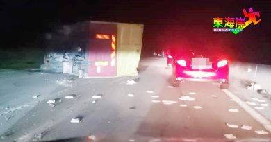 中枢大道文冬往劳勿路段 2罗厘翻覆 交通堵塞