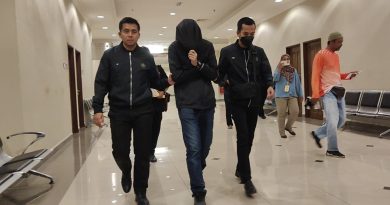 收贿被控俯首认罪    前移民局官员罚款6000