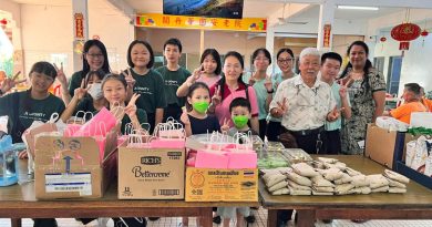 关中生趁中秋访安老院    为院内老人送暖