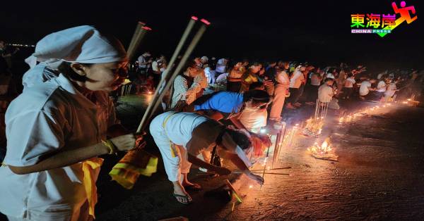 善信们沙滩处自动围成一区，自备香烛祭品为恭送九皇大帝皇驾进行拜祭。