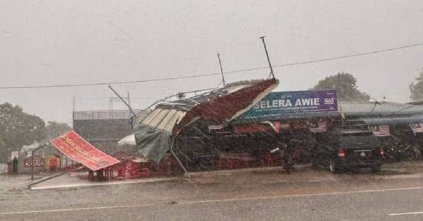 甘马挽县朱盖周三（23日）午后发生狂风暴雨夹带冰雹来袭，不少建筑物屋顶等建材被摧毁。