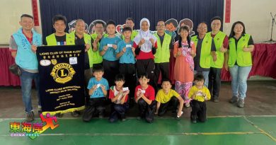 劳勿消防赈灾狮子会 送暖积罗2校清寒生