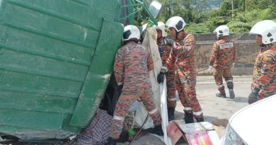 罗厘轿车相撞 5男女当场死