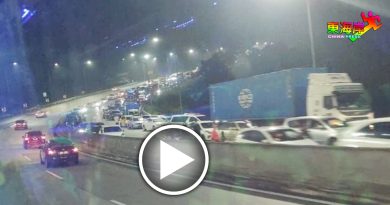 独家丨油槽罗厘翻覆起火  加叻大道塞到晚上