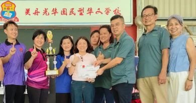 吴德安：鼓励学生勤练书法     发扬中华传统文化