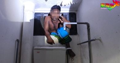 从厕所窗口逃跑避开执法    身体卡住 动弹不得