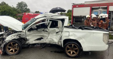 货卡雨中失控    酿3车连环撞  2死