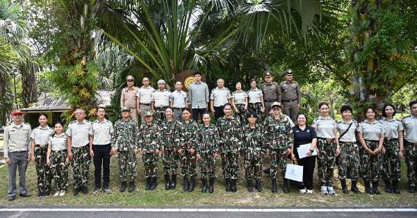 彭亨王储东姑哈山纳殿下（后排左5）在泰国图布兰国家公园，与该园官员合影。