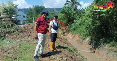 劳勿都赖路甘文华花园 疏通河床防突发水灾