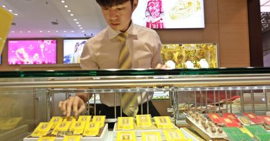 黄金价格屡创新高    民众购买增值  或以旧换新
