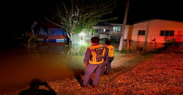 淡马鲁彭亨河沿岸低洼区因河水高涨溢上河岸，不少住家被波及。